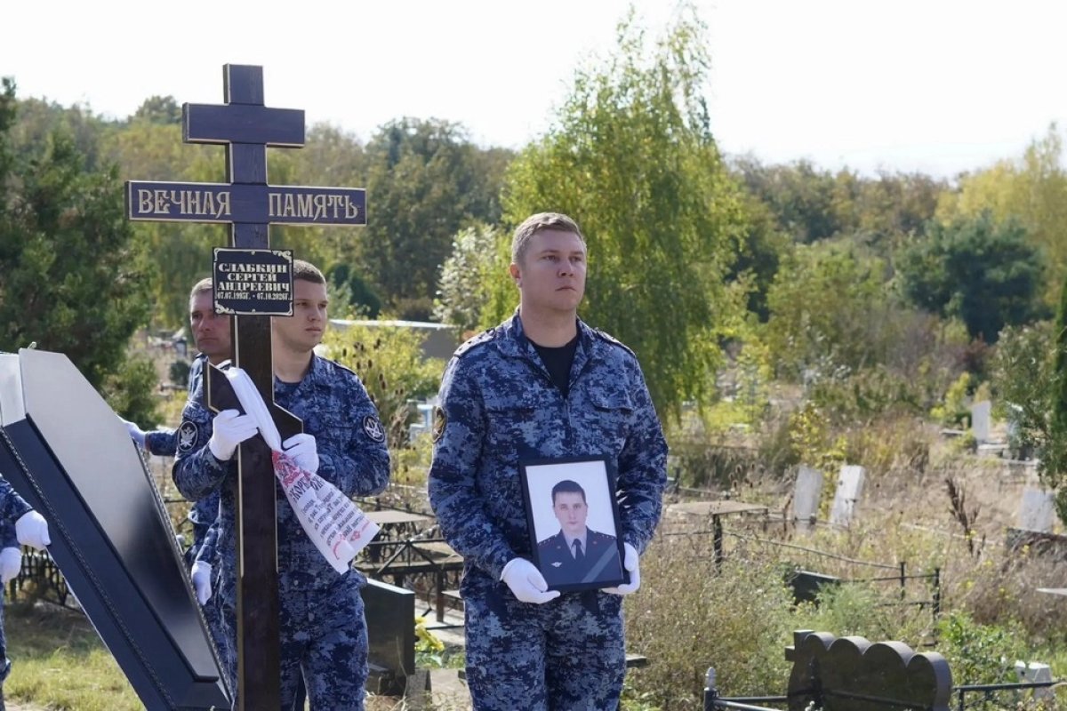 Погибшего после нападения в поезде конвоира похоронили на Ставрополье