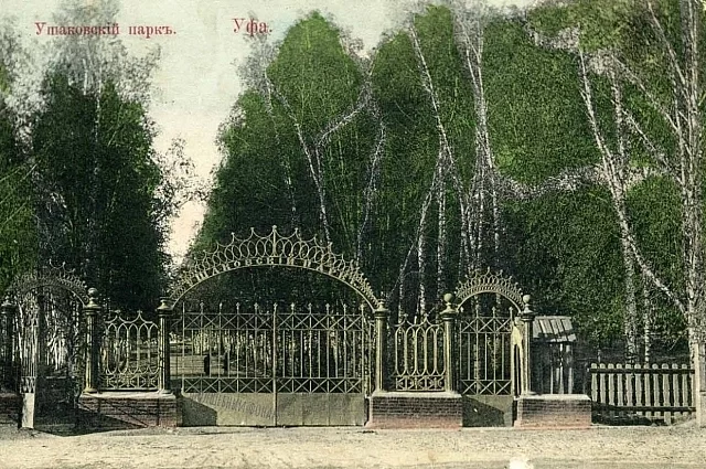 Ворота Ушаковского парка. Установлены в 1872-м, в 1949-1950-м перенесены на вход со стороны ул. Тукаева. Уничтожены в 1976-м.