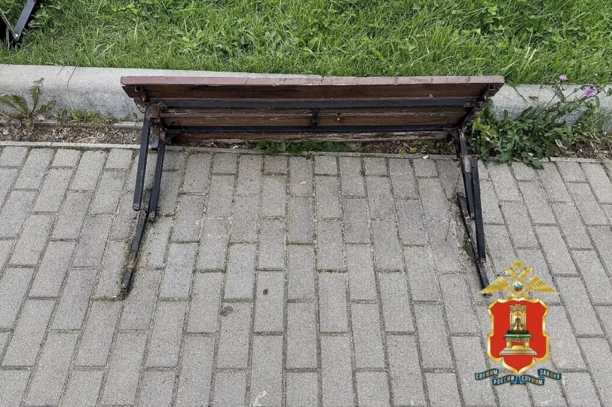В Конаково подростки под камерами разгромили сквер у ДК «Современник»