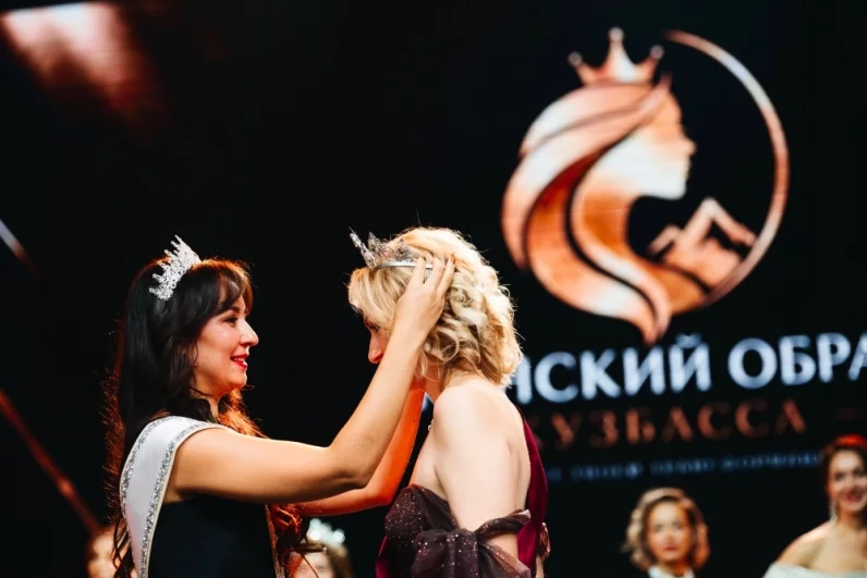 Короны достались каждой девушке. 