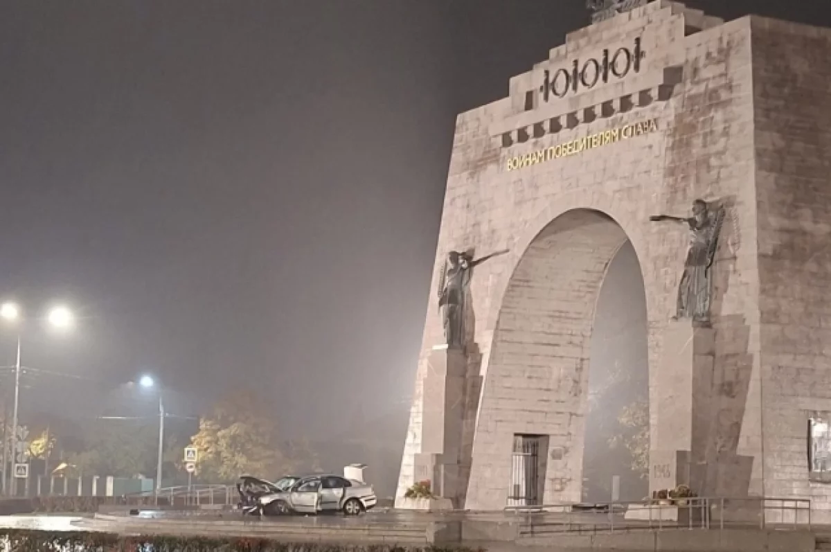 Пьяный водитель влетел на машине в Триумфальную арку в Красном Селе