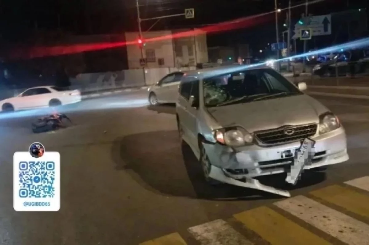 Выехали на красный: в Корсакове подростки на питбайке пострадали в ДТП