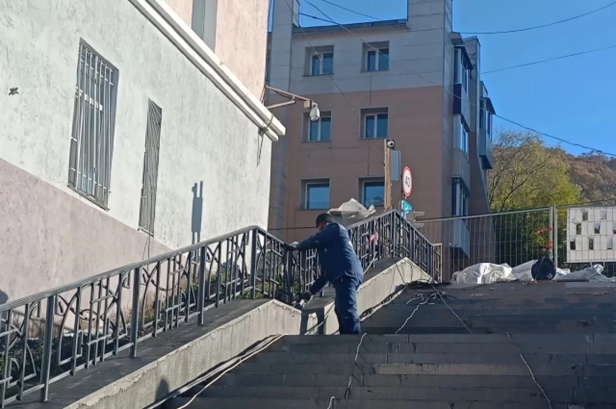 В Петропавловске обновляют лестничные переходы в историческом центре города
