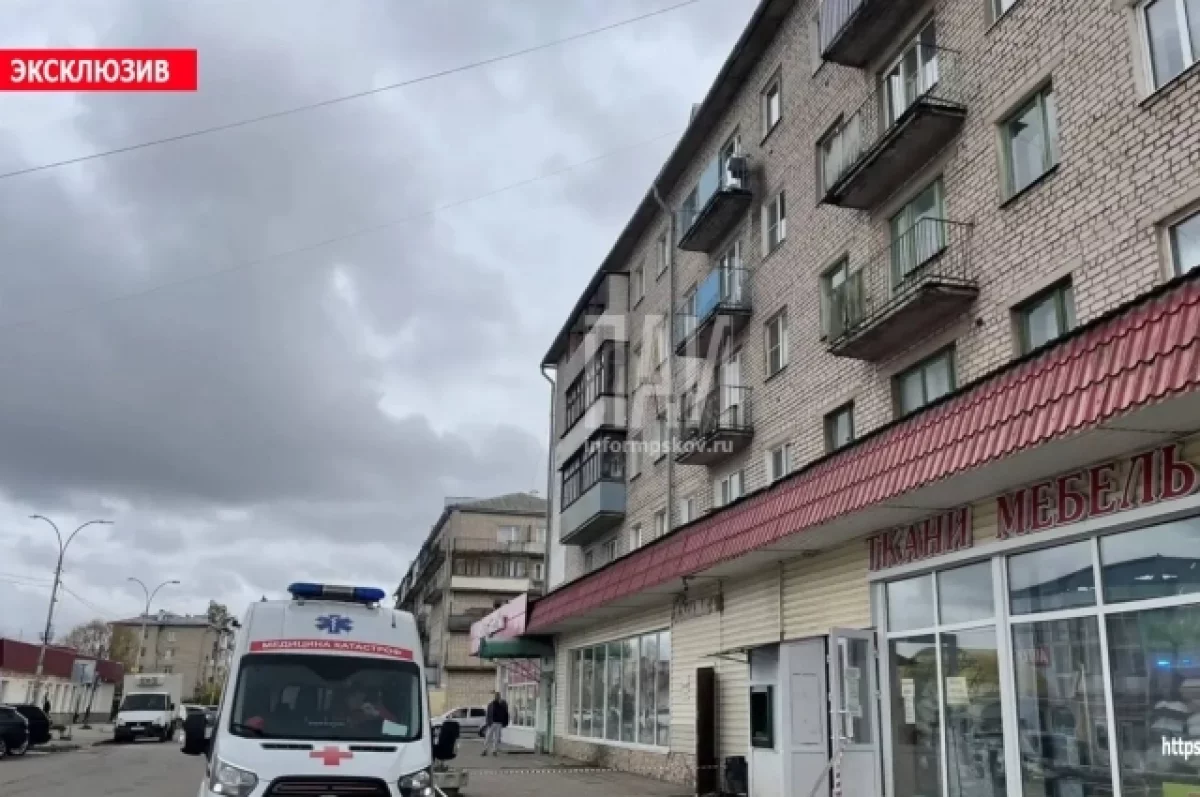 Мужчина упал с пятого этажа в Острове