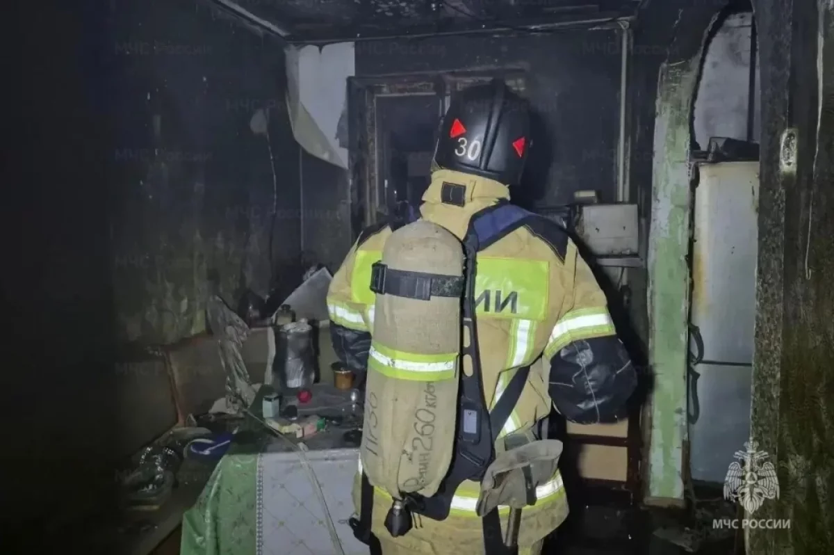 В Усть-Куте сотрудники МЧС спасли ребенка и 10 человек во время пожара