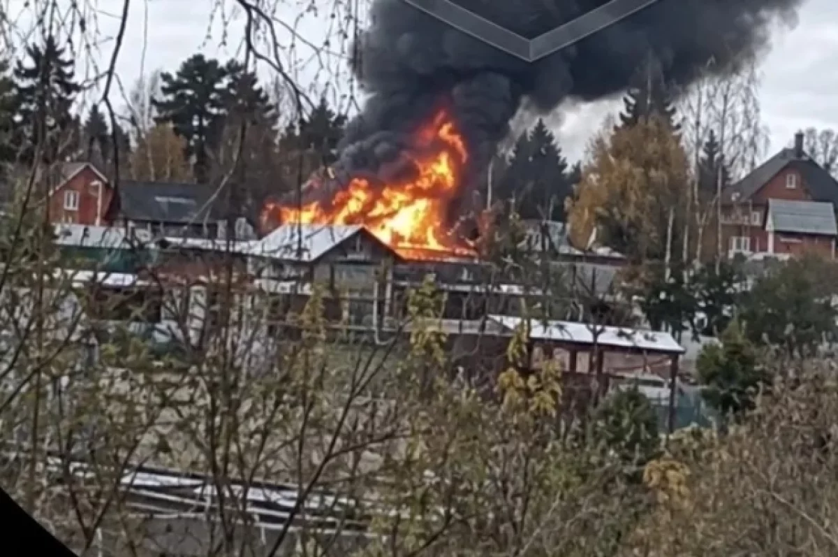 30 пожарных ликвидируют возгорание на улице Старых Большевиков в Перми