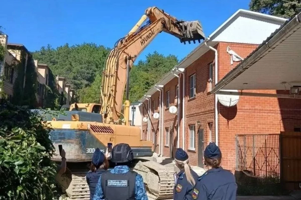 Под Туапсе начался снос коттеджей рядом с особняками семьи Хахалевых