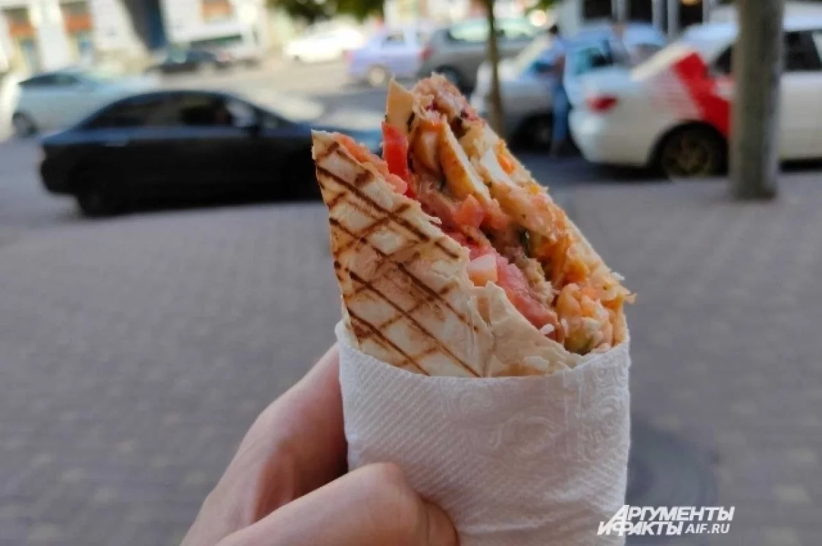 Трое мужчин поставляли опасное мясо для шаурмичных в Воронеже