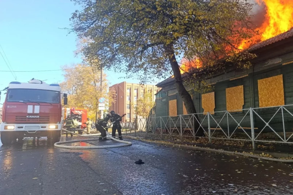 В Орле пожарные не дали огню из расселённого дома перекинуться на школу