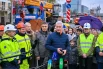 На обновленной набережной мэр Москвы Сергей Собянин первым делом пообщался с местными жителями, которые первыми пришли оценить пространство. «Несколько лет назад это была плохо обустроенная дорога, которая вела в тупик. В результате реконструкции она стала комфортной и безопасной дорогой, связывающей Сити с Карамышевской набережной», - сказал мэр.