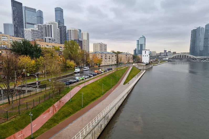 Береговой склон Москвы-реки надежно укрепили двухкилометровой подпорной стеной для защиты от оползней. В ближайших планах — завершить реконструкцию Причального проезда (0,4 км), который напрямую свяжет набережную с Шелепихинским шоссе.