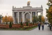 Плотные ковры из бегоний, вербены и алиссума превращают прогулку в осенний вернисаж. Сочные краски и прозрачный воздух задают то самое настроение сезона.