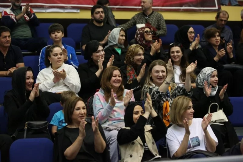 В качестве наблюдателей и групы поддержки пришли родственники участников.