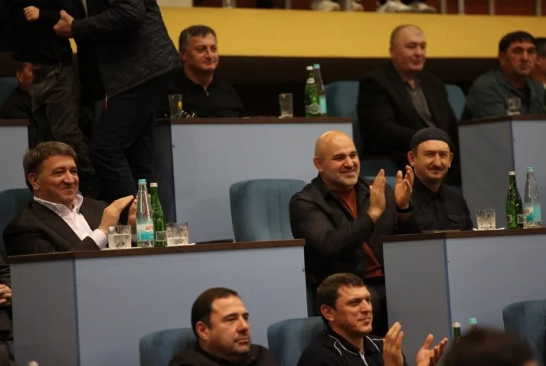 Здесь же расположилось руководство Махачкалы.