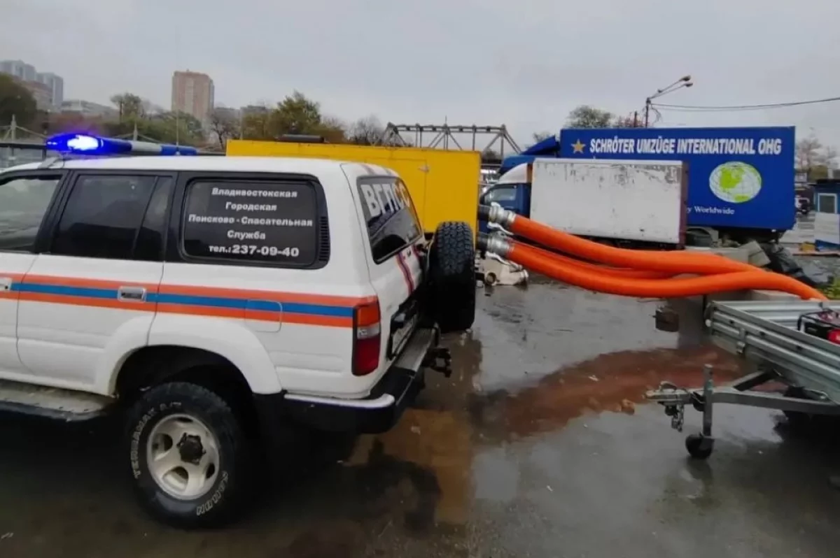Во Владивостоке городские службы устраняют последствия сильных осадков