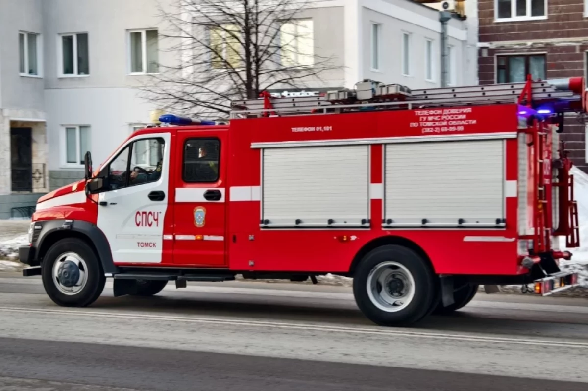 На пожаре в Томске пострадала женщина, её увезли в больницу