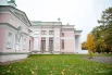 Отреставрированные парковые фасады дворцового ансамбля усадьбы Останкино, соединенные с Итальянским павильоном. Специалисты полностью завершили восстановление исторического нежно-розового колорита стен, воссоздали лепные барельефы, декоративные вазы и парковую скульптуру в нишах.