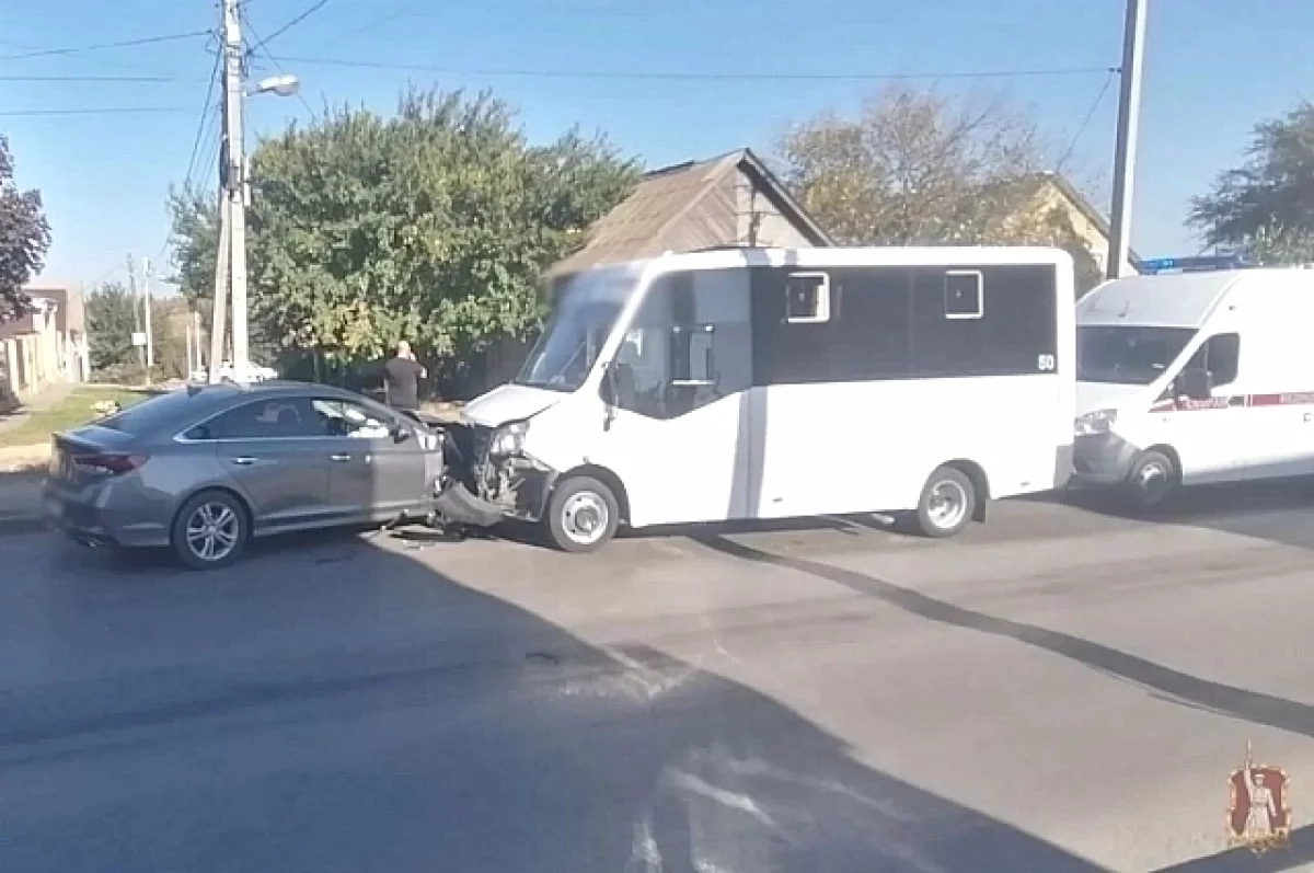 6 взрослых и 2 подростка пострадали в ДТП с влетевшей в маршрутку иномаркой