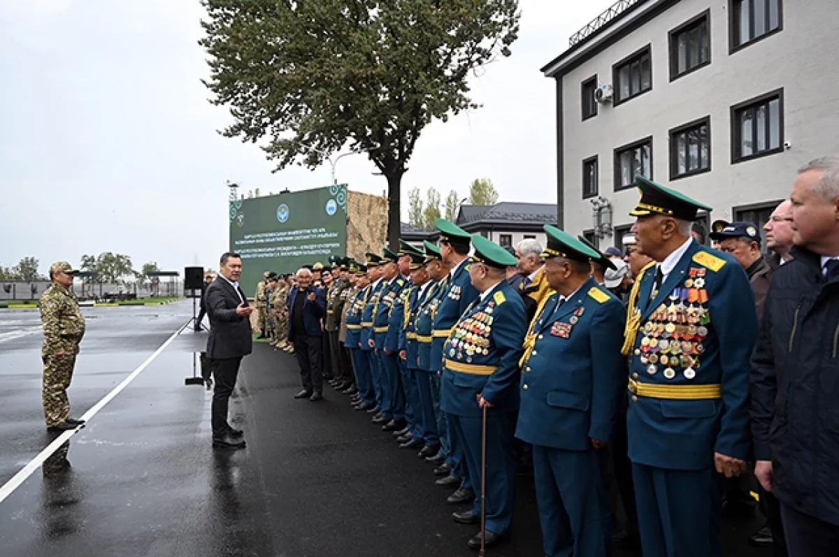 Садыр Жапаров выделил 30 млн сомов на поддержку военнослужащих