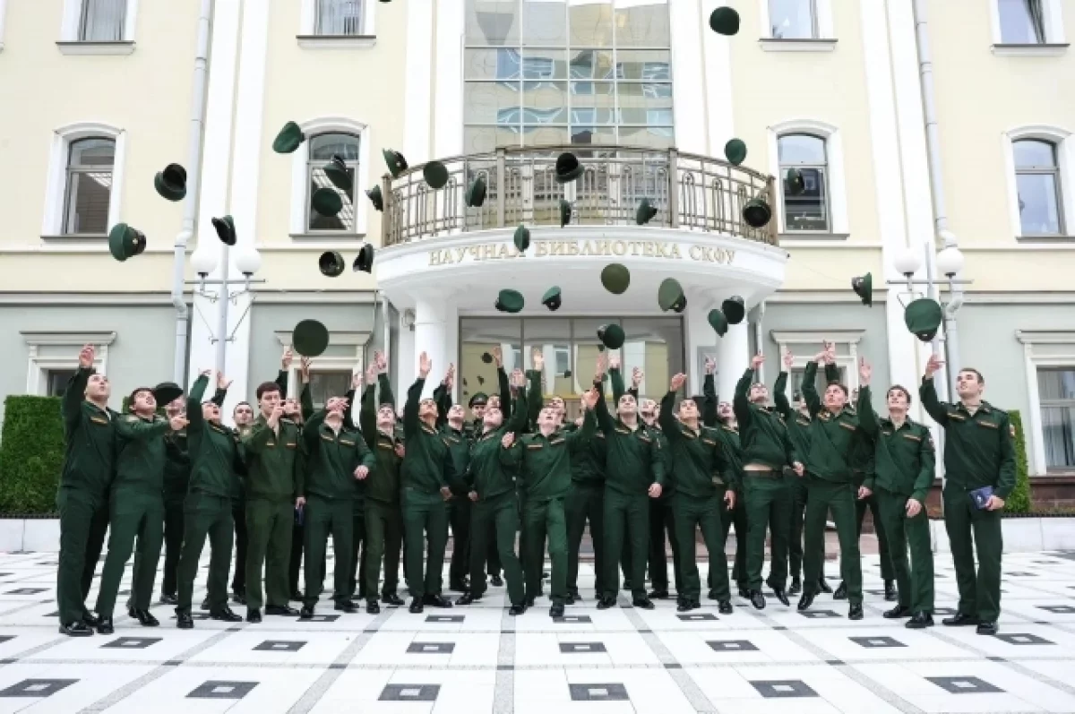 Погоны лейтенантов получили 42 выпускника учебного центра на Ставрополье