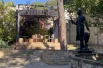 Рядом с Лермонтовской площадкой можно встретить памятник другой кисловодской знаменитости, виноделу Алексею Реброву.