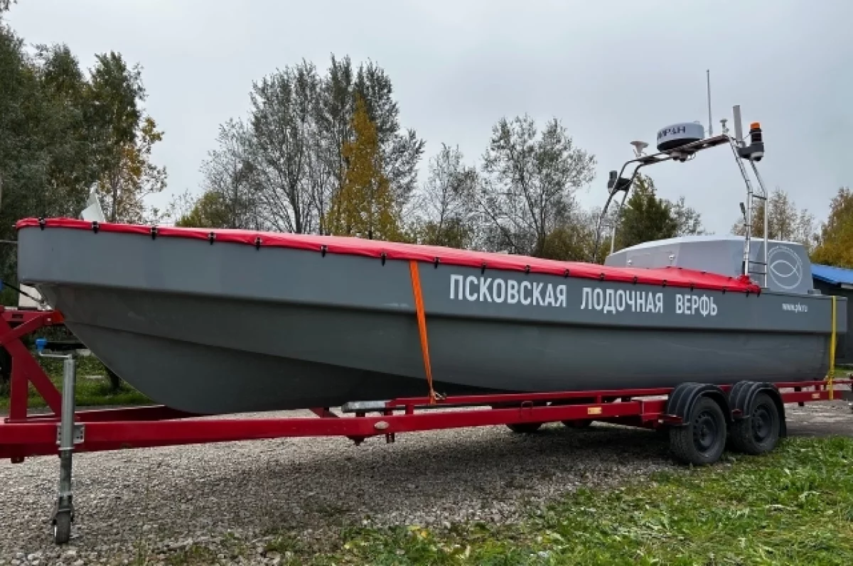 Безэкипажный грузовой катер спустили на воду в Псковской области