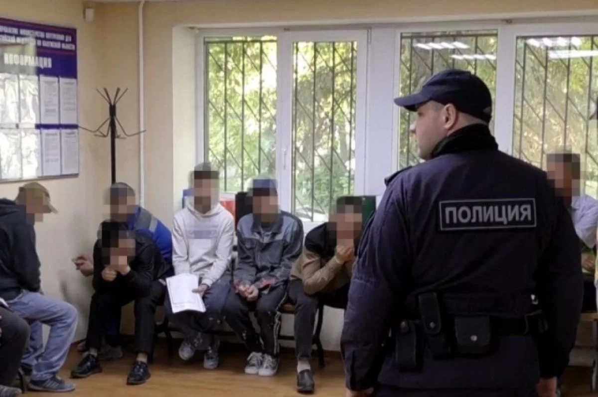 Из Калужской области и России выдворили девять мигрантов нелегалов
