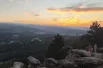 Особенно красивы в Верхнем парке Кисловодска закаты. Спускаться с гор в темноте не придётся, весь путь вниз хорошо освещён.