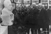 Преподаватели ПГУ у бюста Д. Н. Анучина (год не указан).