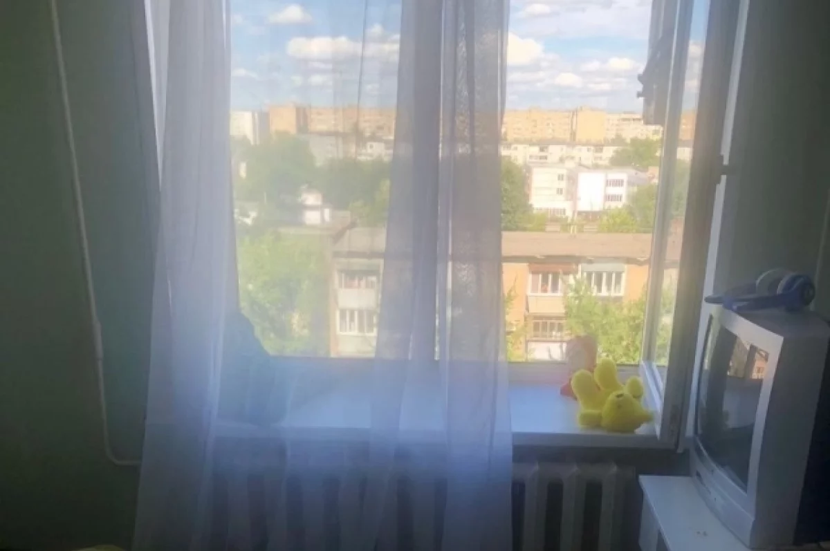 4-летняя малышка остаётся в реанимации после падения из окна в Волжском