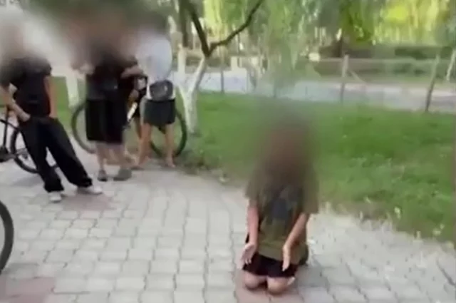 Школьницу вынудили встать на колени (скриншот с видео).