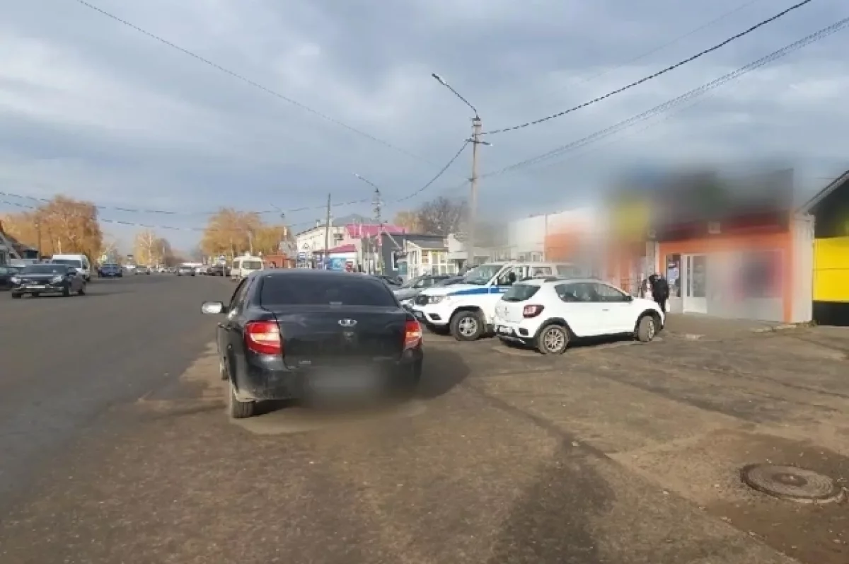 В Удмуртии водитель «Рено» сбил женщину, врезался в автомобиль и скрылся