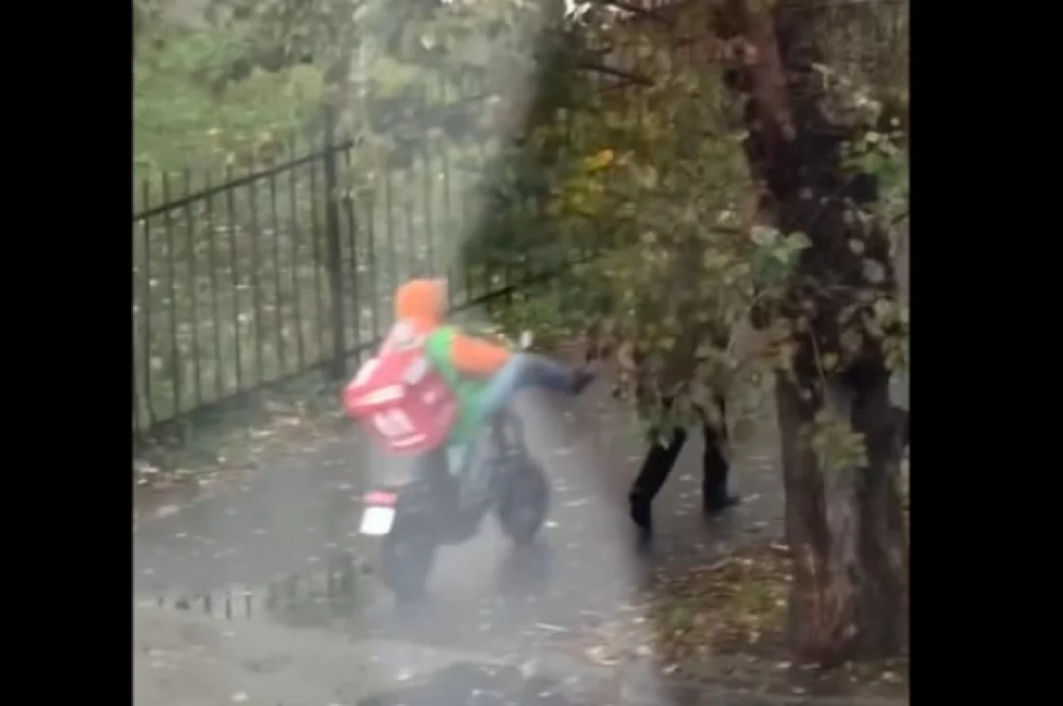 В Перми курьер на мопеде пнул пешехода