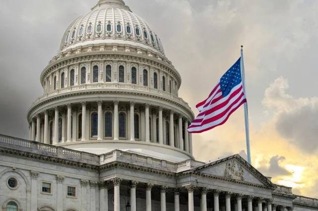В Конгрессе США группа сенаторов хочет отменить дизельную сделку, которую заключили президенты России и США Владимир Путин и Дональд Трамп.