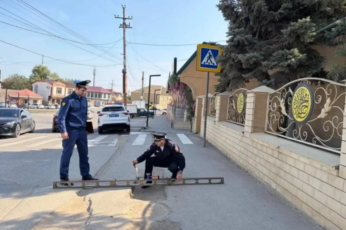 Ямы на дорогах Каспийска в Дагестана осмотрели прокуроры