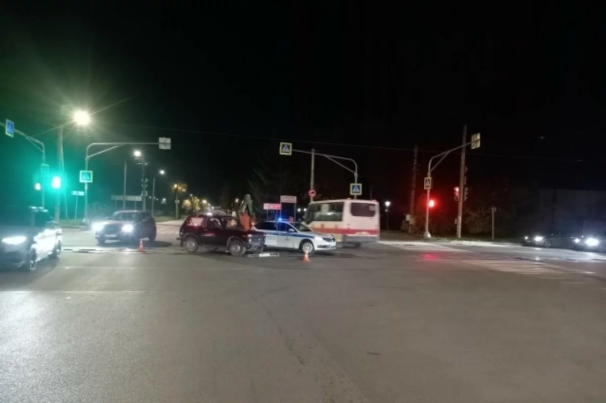 В Смоленске мотоциклист проехал на красный свет и столкнулся с автомобилем