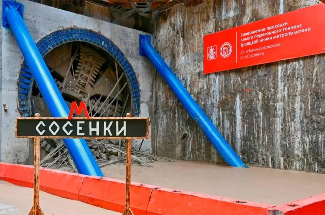 Строители формируют основной несущий каркас комплекса.