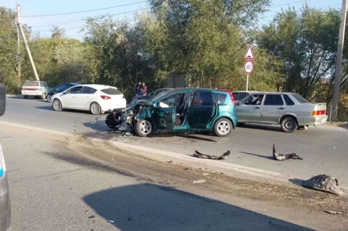 В Астрахани спасатели разрезали авто, чтобы вытащить пострадавшую в ДТП