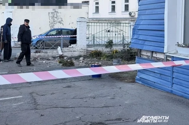 Автомобиль снёс забор и врезался в здание