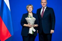 Награду учителю вручил губернатор Югры. 