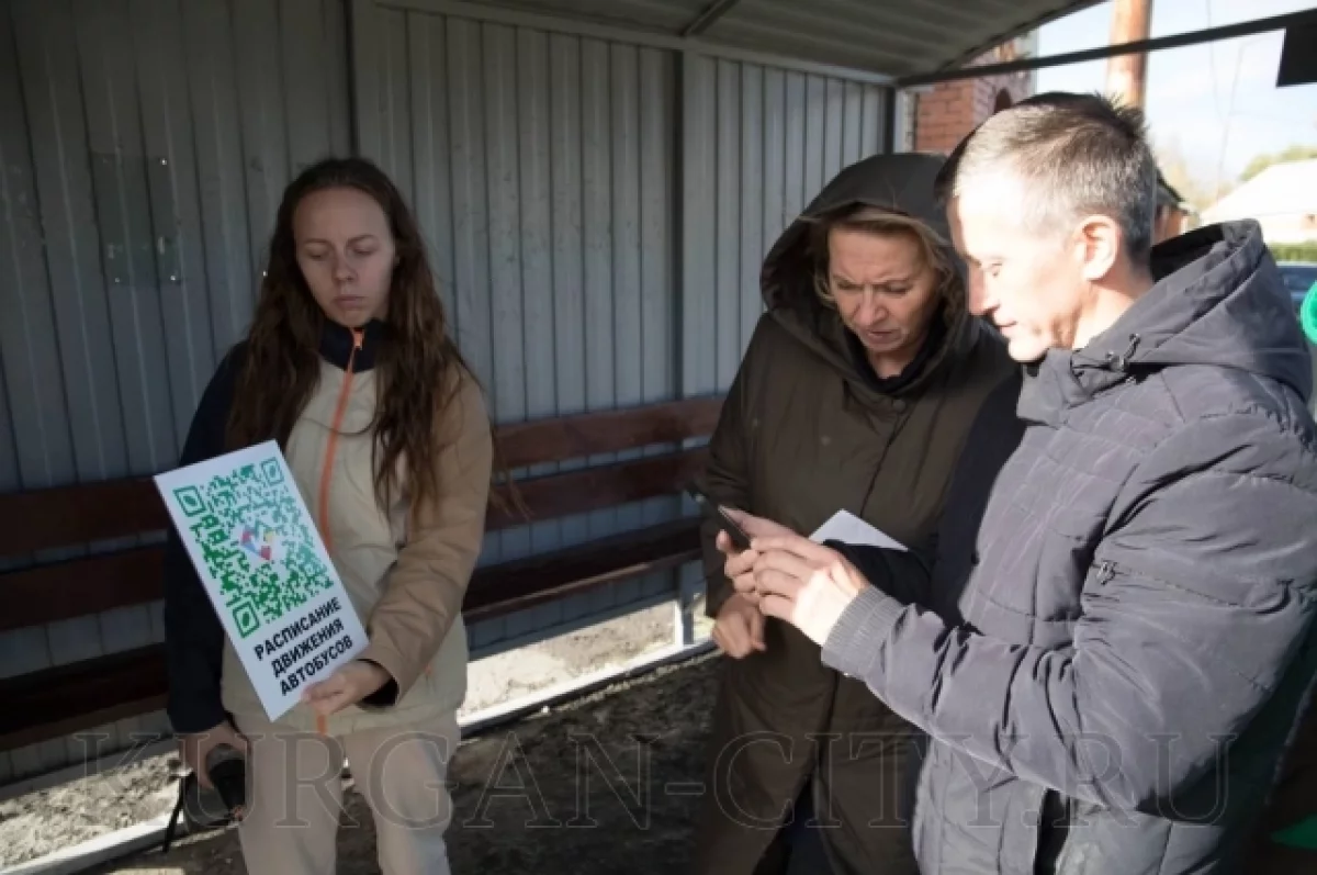 На остановках Кургана появились таблички с QR-кодами