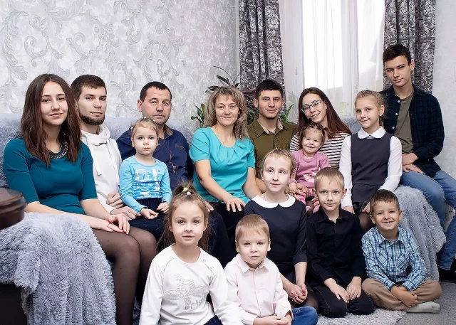 Старшие дети Ткачёвых уже создали семьи и подарили родителям внуков. 