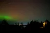 Момент, когда яркий метеор пересёк сияющее небо над рекой.