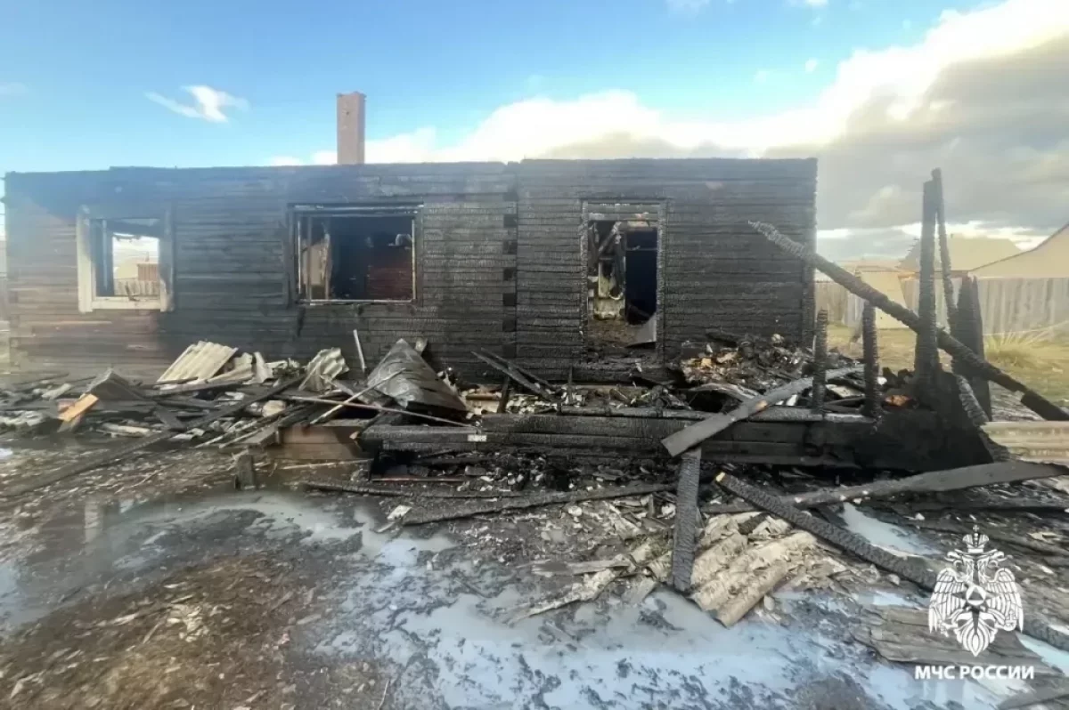 В Бурятии двое взрослых и трое детей спаслись из горящего дома