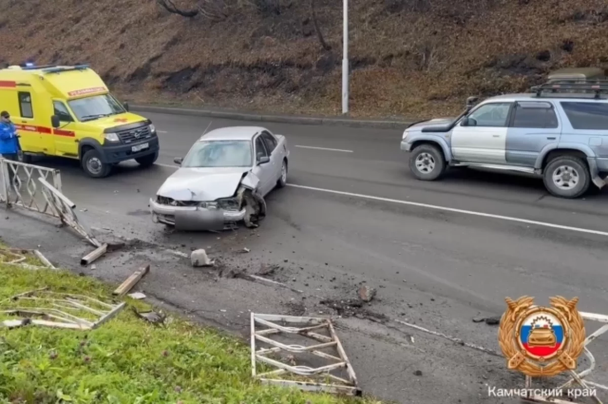 Уснул за рулём: на Камчатке Toyota Camry врезалась в ограждение