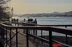 На острове люди встречают рассветы и закаты.