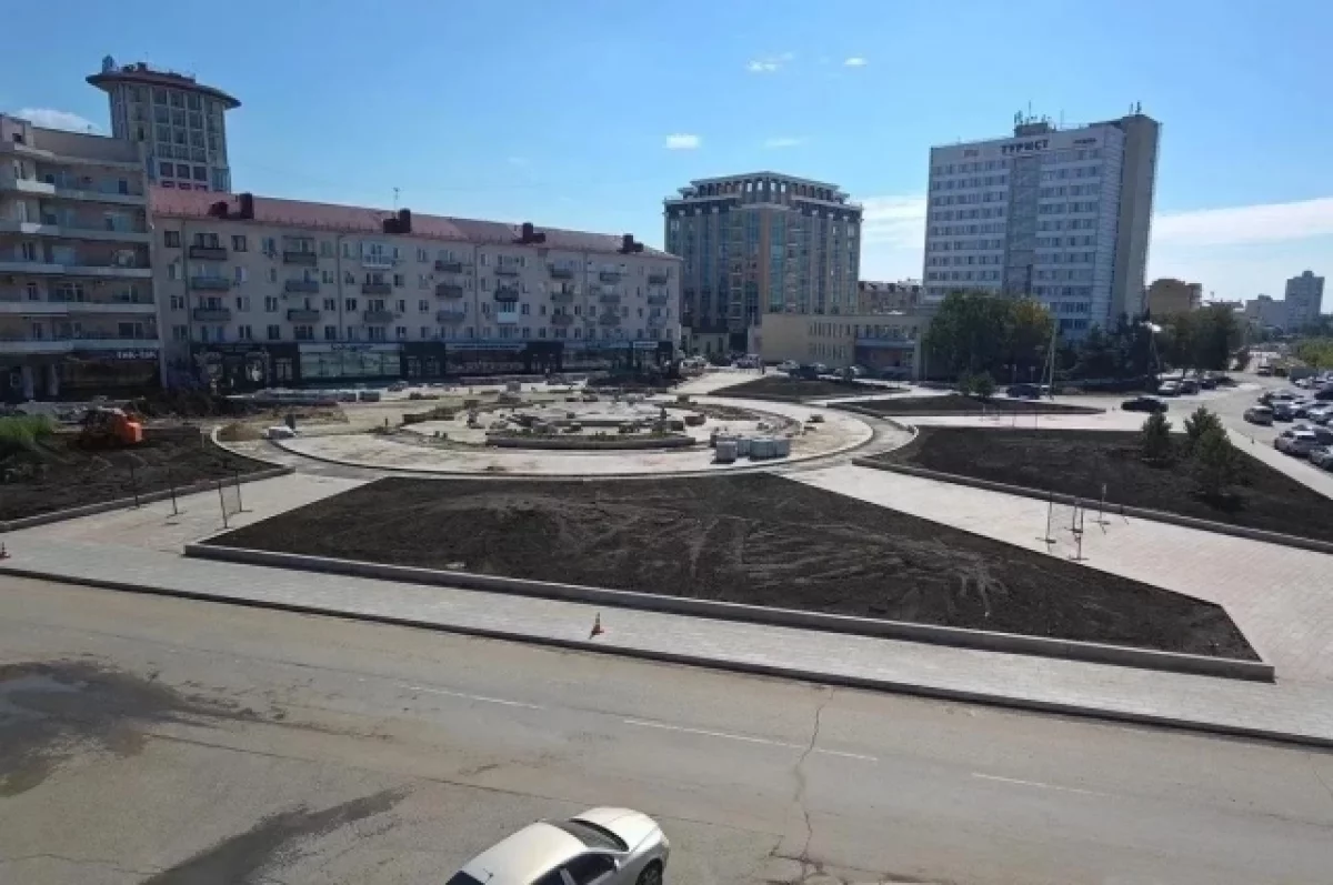 К площади Бухгольца в Омске прорубили третий гранитный подход