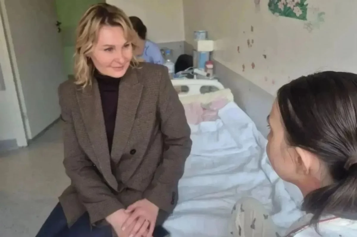 Детский омбудсмен Иванова навестила пострадавшую при атаке БПЛА девочку