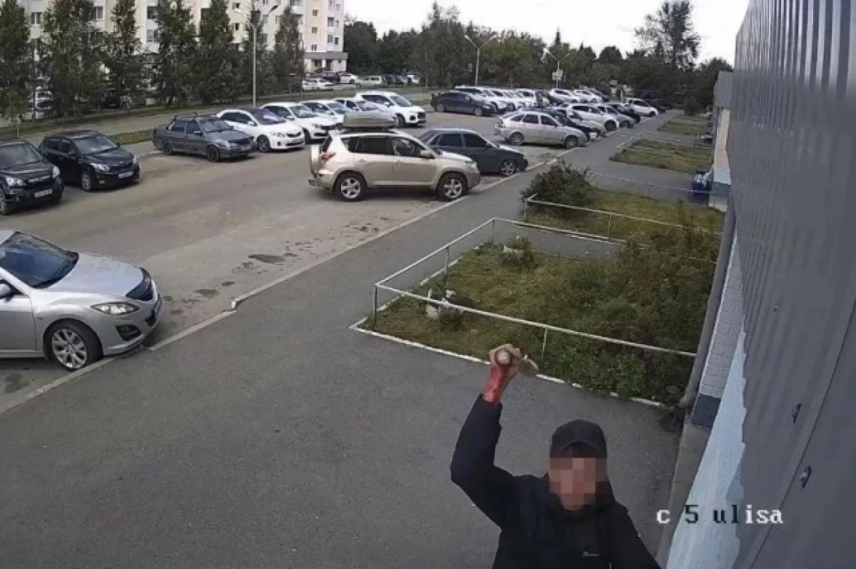 Тюменец разбил Hyundai за 1,4 млн рублей во дворе дома на Беловежской