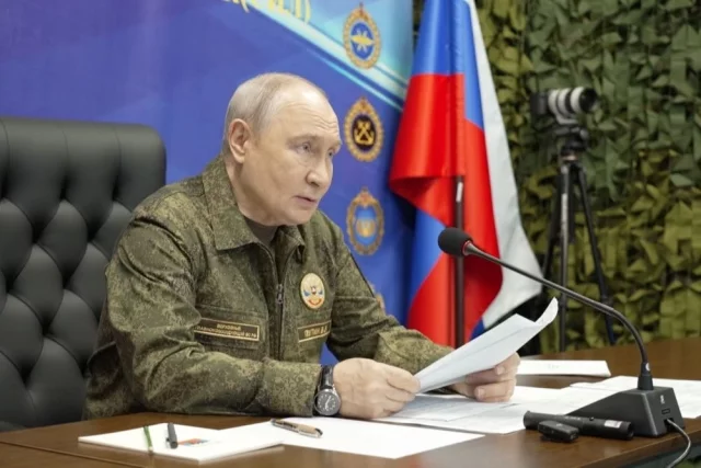 Владимир Путин посетил вспомогательный пункт управления Объединенной группировки войск.